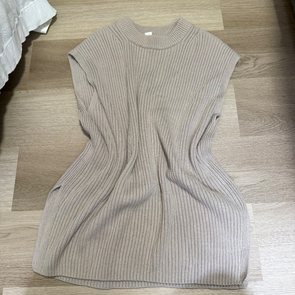 H&M sleeveless sweater - Picture 3 of 4